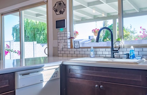 Paradise Valley Village House | Charming House, Golf Green, Cornhole, Near Freeway