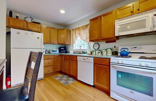 Wilmington House | Charming house, hot tub, shared tennis, ping-pong table, foosball, bbq, w/d