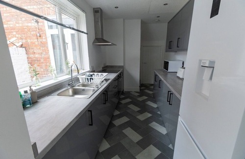 Darlington House | Charming House in Darlington with Parking Sleeps 9