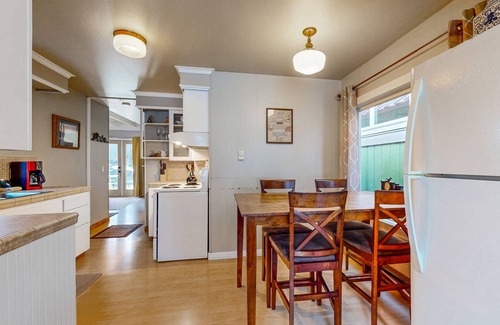 Sisters Cottage | Charming house in downtown Sisters with inviting deck