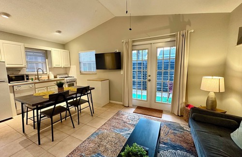 Old Northwood Historic District Villa | CHARMING INDEPENDENT GUEST HOUSE