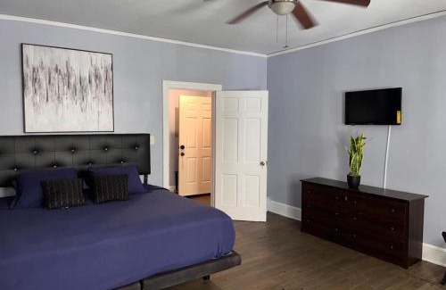 Decatur Apartment | Charming King bed & Queen Sofa bed & TV Wifi