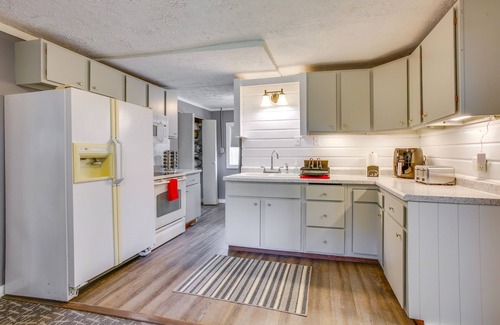 Lake Ann Apartment | Charming Lake Ann Apartment - Walkable Location!