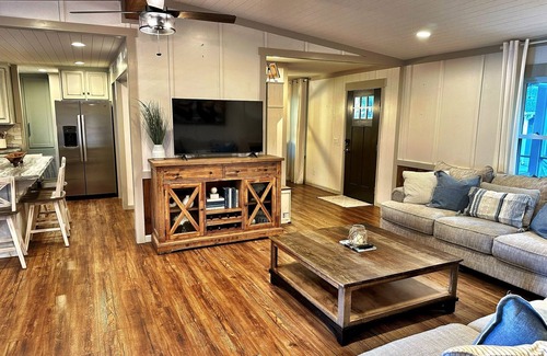 Milledgeville House | Charming Lake Front Home and Pavilion