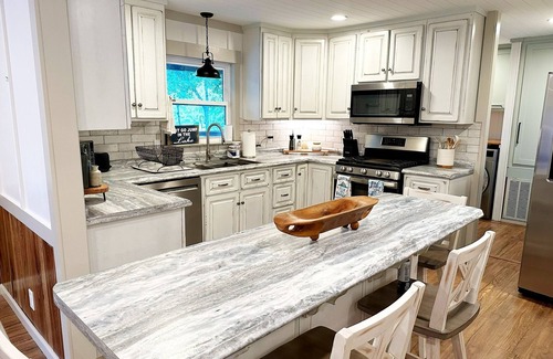 Milledgeville House | Charming Lake Front Home and Pavilion