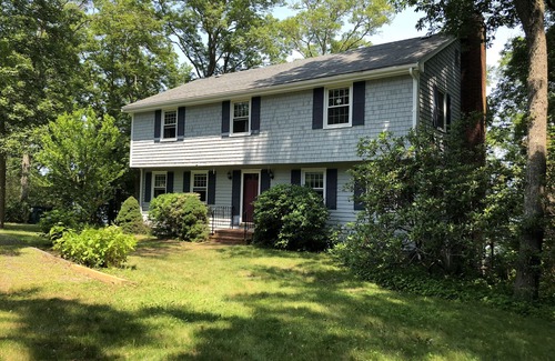 Mashpee House | Charming lake front colonial house in Mashpee Cape Cod