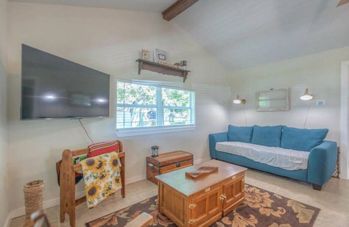 Trinity House | Charming Lake view 3-bedroom house with WiFi and AC in Trinity