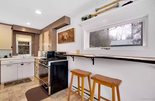 Waterford House | Charming Lakeside Cabin With Mountain Views! Boating, Fishing, Disc Golf, Skiing