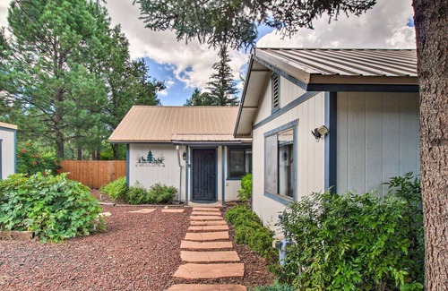 Pinetop-Lakeside Cottage | Charming Lakeside Cottage w/ Patio + Grill!
