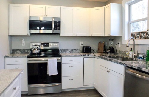 Leicester House | Charming Leicester 3BR Bungalow + Firepit