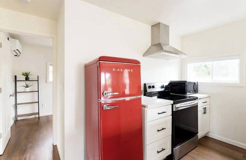 Holly Park Cottage | Charming light-filled cottage near airport & DT