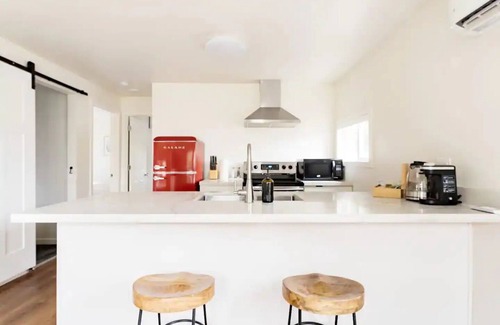 Holly Park Cottage | Charming light-filled cottage near airport & DT