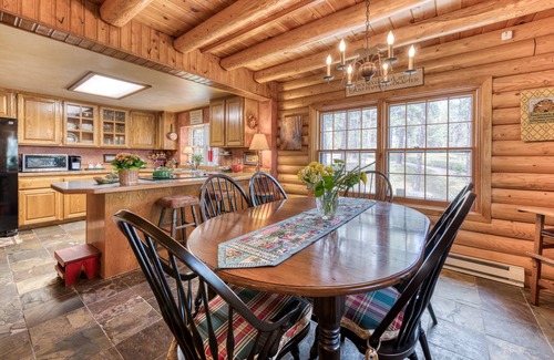 Grantsdale Cabin | Charming Log Cabin close to Lake & Mountain Activities