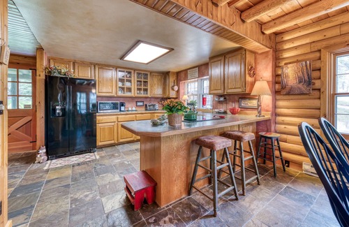 Grantsdale Cabin | Charming Log Cabin close to Lake & Mountain Activities