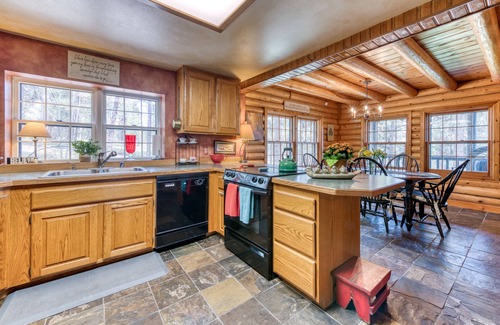 Grantsdale Cabin | Charming Log Cabin close to Lake & Mountain Activities