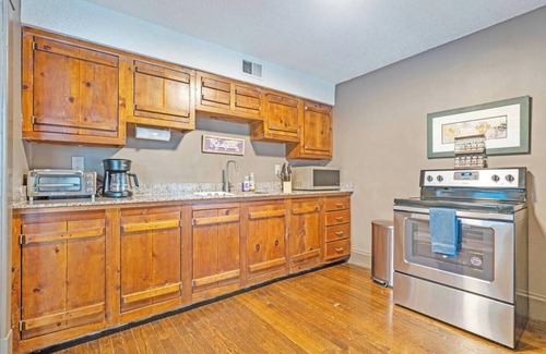 Kansas City Apartment | Charming long stay with city views