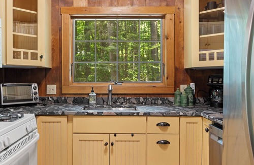 Bridgton Cottage | Charming Maine Cabin with Access to Shared Sandy Beach on Highland Lake!