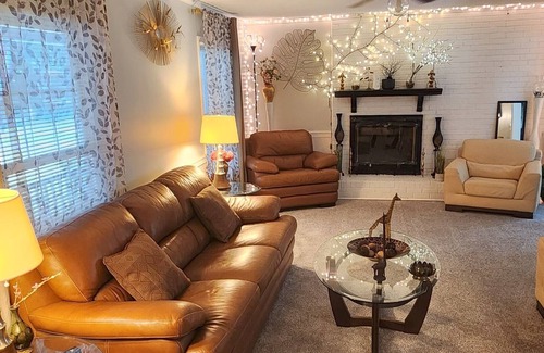 Greenville House | Charming Mid-century modern home, 5-bedrooms, 5 minutes from ECU, Greenville
