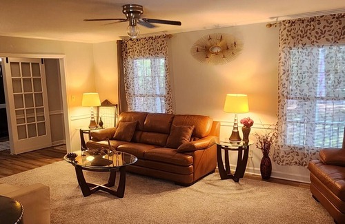 Greenville House | Charming Mid-century modern home, 5-bedrooms, 5 minutes from ECU, Greenville