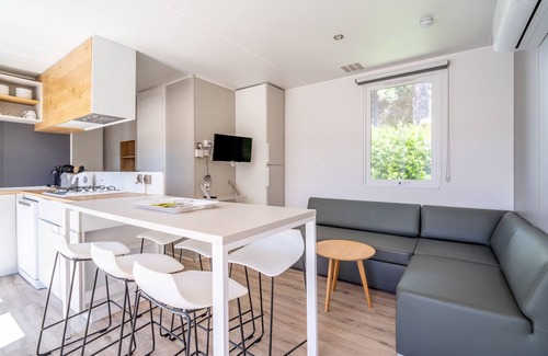 Vendres House | Charming Mobile Home for 6 People with Shared Pool, Private Terrace and Private Garden