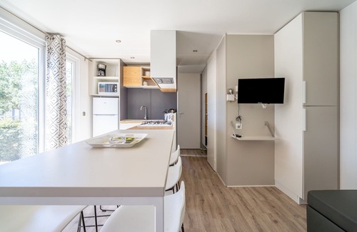 Vendres House | Charming Mobile Home for 6 People with Shared Pool, Private Terrace and Private Garden
