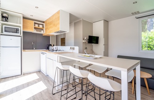 Vendres House | Charming Mobile Home for 6 People with Shared Pool, Private Terrace and Private Garden