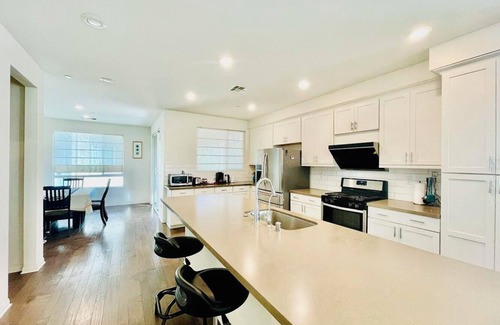 Covina House | Charming & Modern 3B 2.5BA Home with Warm Decor