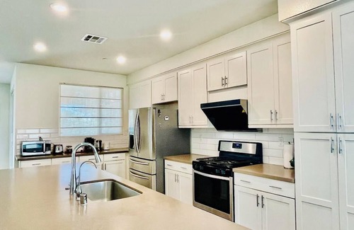 Covina House | Charming & Modern 3B 2.5BA Home with Warm Decor