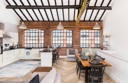 Birmingham City Centre House | Charming, modern and spacious 4bed townhome with WiFi in JQ with secure parking