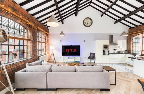 Birmingham City Centre House | Charming, modern and spacious 4bed townhome with WiFi in JQ with secure parking