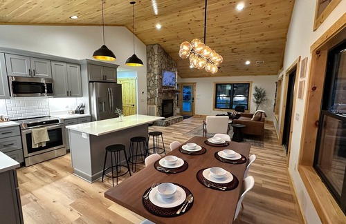 Boone Cabin | Charming Modern Bungalow between Boone and Blowing Rock with Hot Tub - Sleeps 10