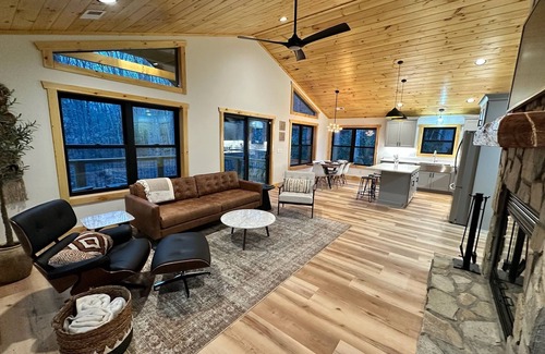 Boone Cabin | Charming Modern Bungalow between Boone and Blowing Rock with Hot Tub - Sleeps 10