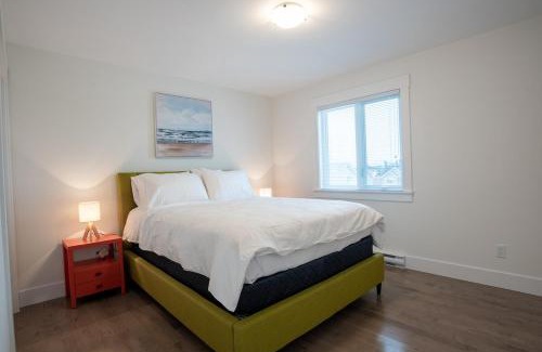 Riverview House | Charming, modern, luxury house with garage