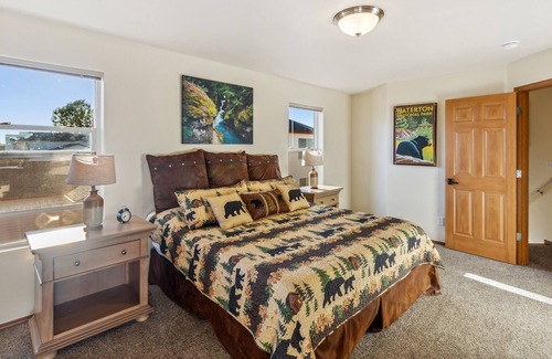 Kalispell House | Charming mountain themed décor close to skiing and Glacier Park