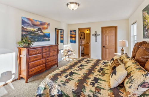 Kalispell House | Charming mountain themed décor close to skiing and Glacier Park