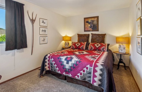 Kalispell House | Charming mountain themed décor close to skiing and Glacier Park
