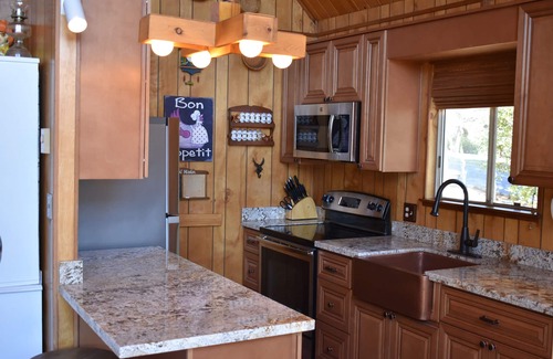 Groveland Cabin | Charming Mountain View Cabin Near Yosemite and Pine Mountain Lake