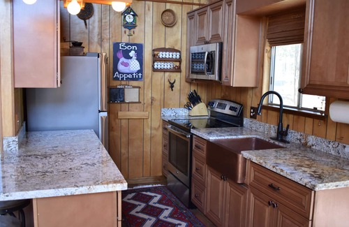 Groveland Cabin | Charming Mountain View Cabin Near Yosemite and Pine Mountain Lake