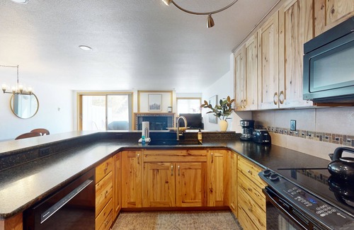 Mountain House House | Charming mountainside townhome with fireplace & washer/dryer