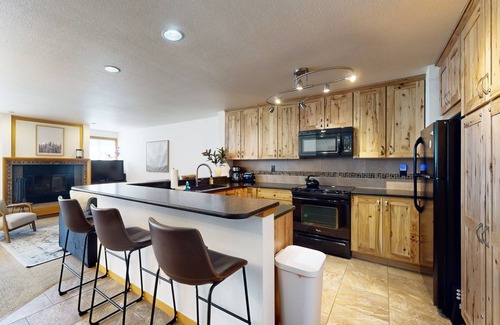 Mountain House House | Charming mountainside townhome with fireplace & washer/dryer