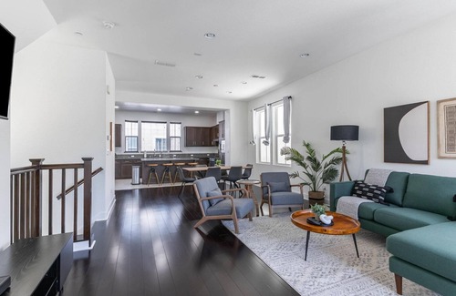 Newark House | Charming Newark 4BR w/2-Car Garage, nr Cinema & Sports, by Blueground