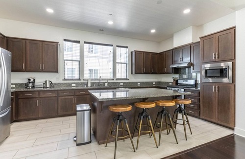Newark House | Charming Newark 4BR w/2-Car Garage, nr Cinema & Sports, by Blueground