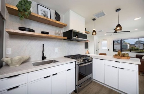 Del Mar Apartment | Charming Ocean View 2-bedroom apartment with AC in Del Mar!