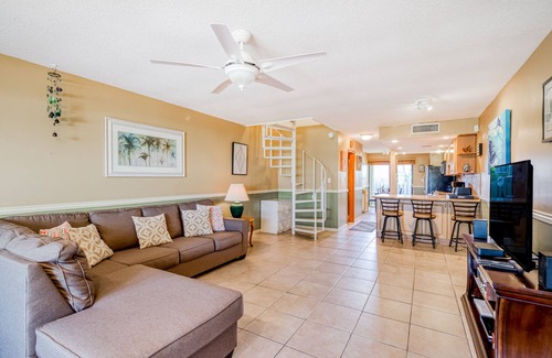 Islamorada Condo | Charming oceanfront condo with pool, beach access, tennis, & washer/dryer