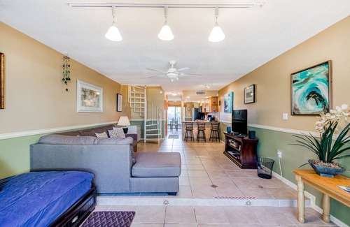 Islamorada Condo | Charming oceanfront condo with pool, beach access, tennis, & washer/dryer