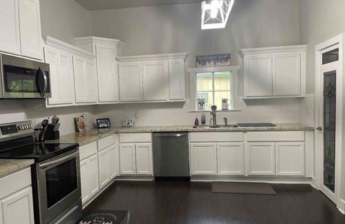 Oaks Historic District House | Charming Old Style Cottage. Pet Friendly!