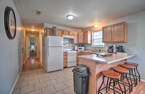 West Plains House | Charming One-Level Home w/Deck, Walk to Dtwn