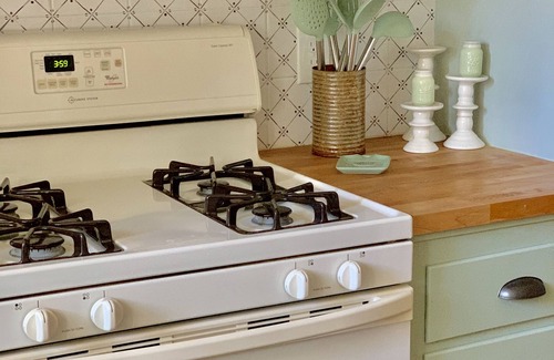 Chico Apartment | Charming Orchard Cottage…Pet Friendly!