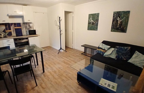 Vitry-sur-Seine House | Charming outbuilding with shared garden and pool