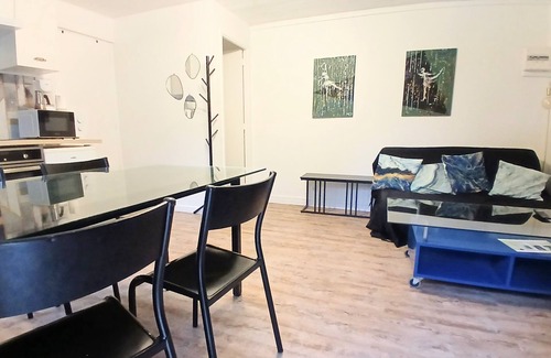 Vitry-sur-Seine House | Charming outbuilding with shared garden and pool